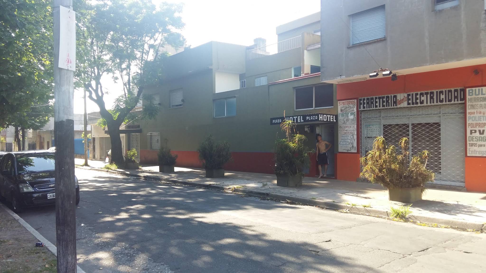 Frente del Hotel Plaza sobre Carlos Tejedor, Caseros